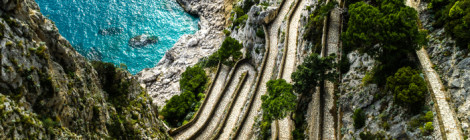 Macchinette elettriche che portano i turisti su e giù per Via Krupp
